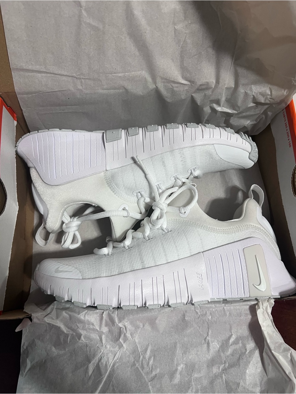 Nike Women’s White Lightweight Metacon 6 Sneakers Size 6